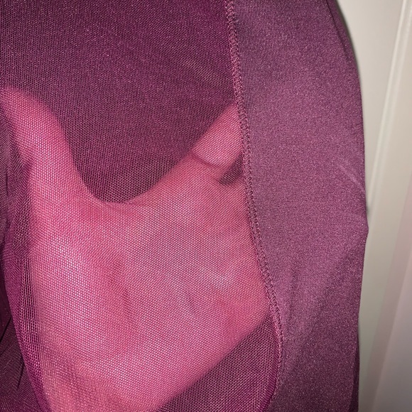 ✨2/$16✨Old Navy workout top - size M - Picture 3 of 3